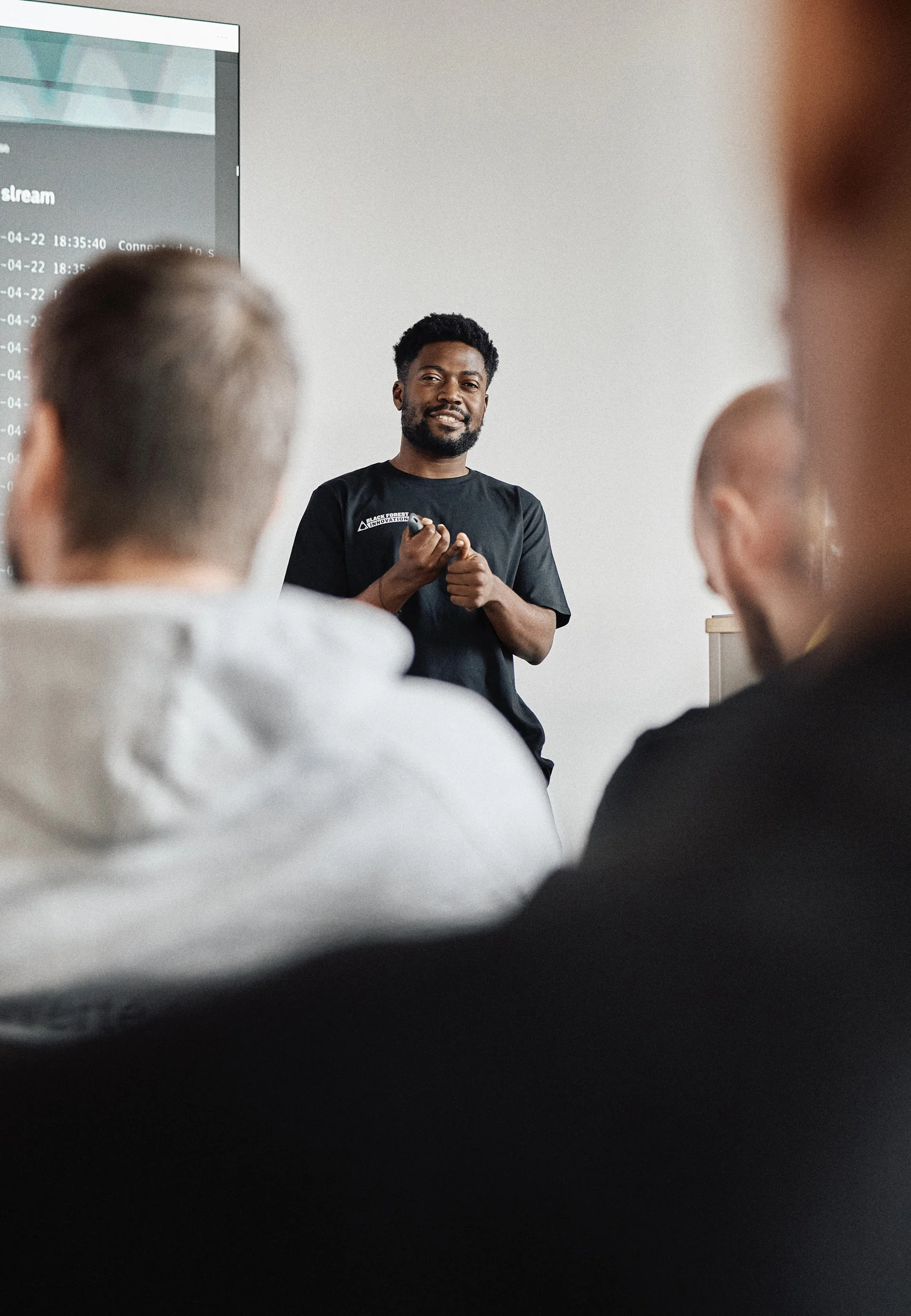 Teilnehmende während eines KI-Hackathons